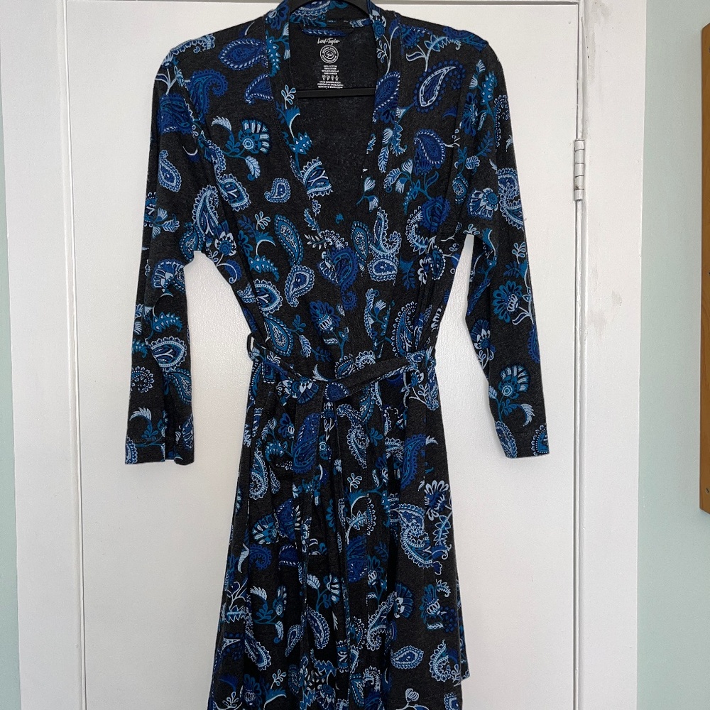 Lord & Taylor (S) 100% cotton paisley short bathrobe in charcoal & blue.